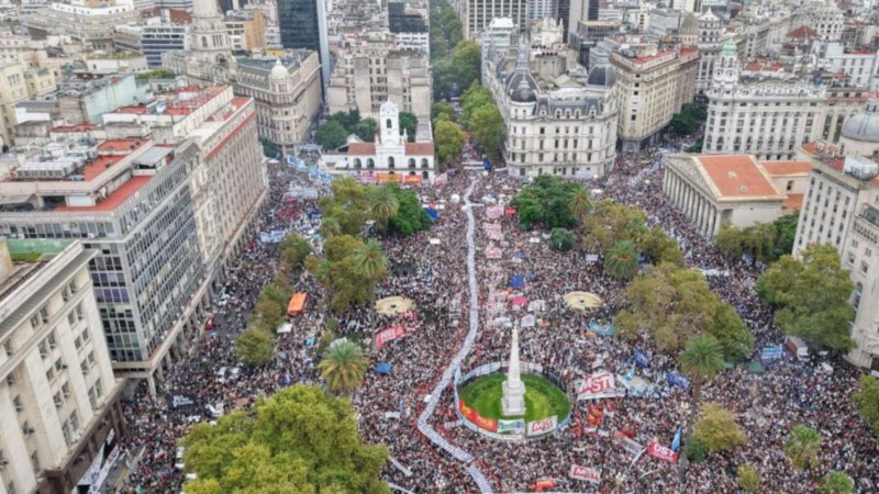 En fotos: así fue la multitudinaria marcha por el Día de la Memoria en Plaza de Mayo